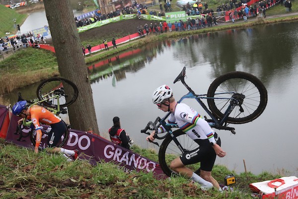 Renners rijden over water in Hulst