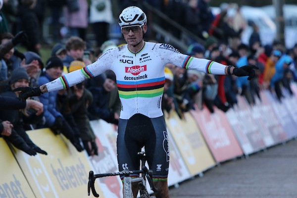 Van der Poel is direct klasse apart in Zonhoven