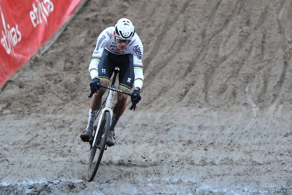 Van der Poel last flinke pauze in