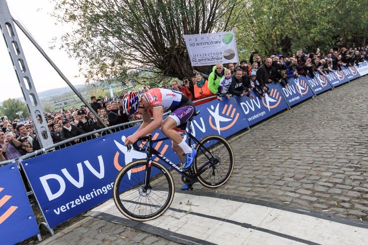 Van der Poel wint zijn eerste op de MTB