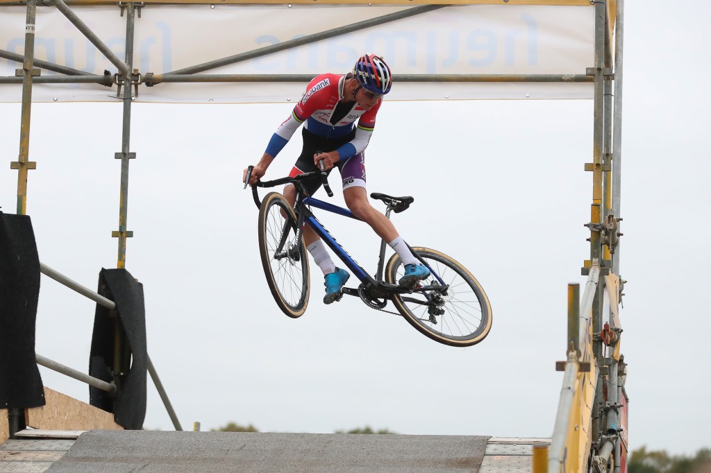 Van der Poel naar superieure zege in GP Brabant