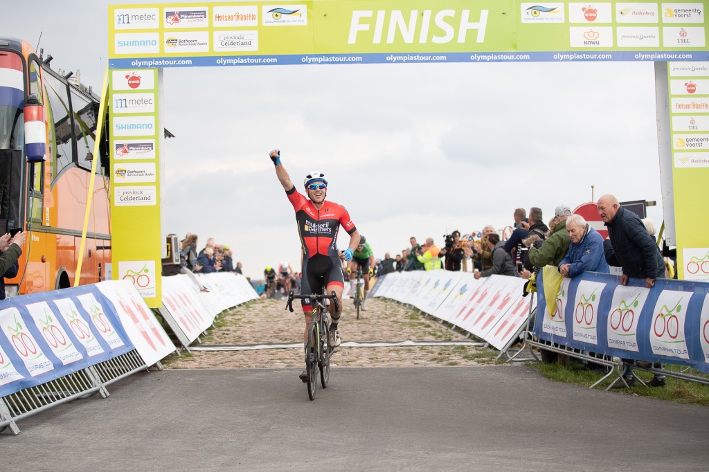 Coen Vermeltfoort wint en leidt in Olympia's Tour