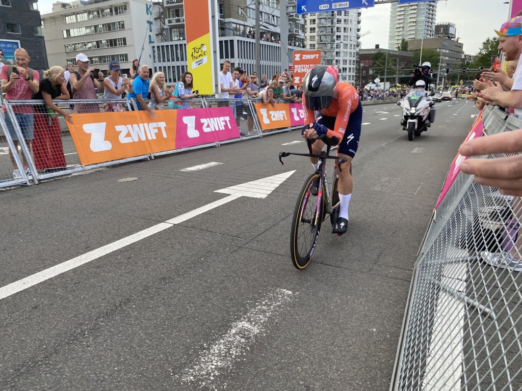 Demi Vollering door een tunnel van geluid naar tijdritzege