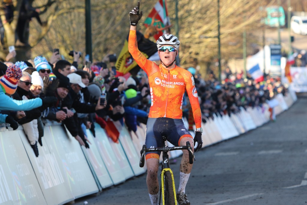 Van Empel naar derde wereldtitel op rij