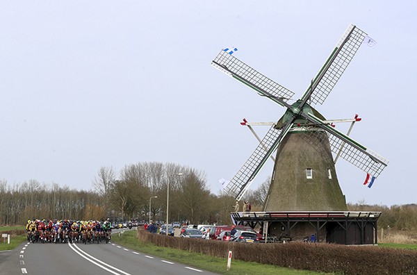 Peloton had geen oog voor de molen in Windesheim