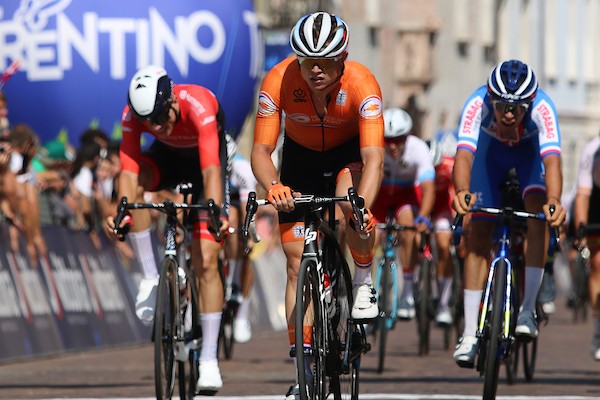 Van den Berg wint en leidt in Frankrijk