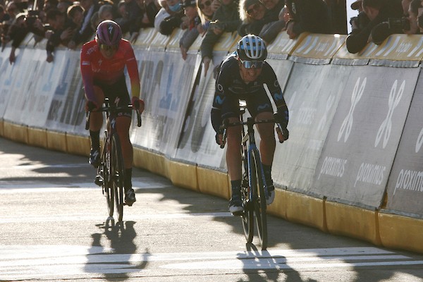 Van Vleuten maakt wonderen waar in Nieuwsblad