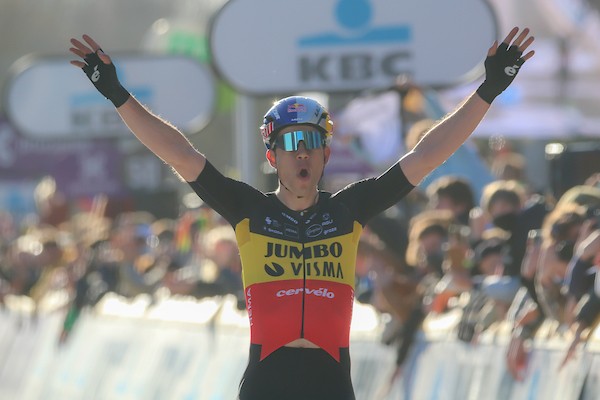 Van Aert opent met winst in Omloop Nieuwsblad