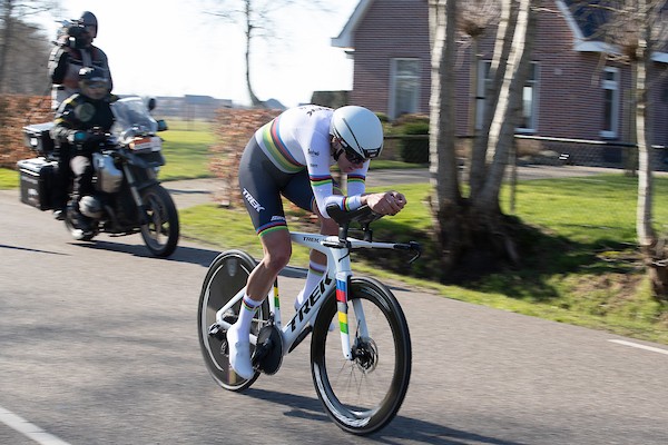 Van Dijk geniet en wint in regenboogtrui