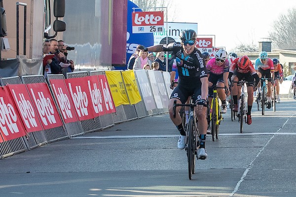 Wiebes aan het feest in GP Oetingen