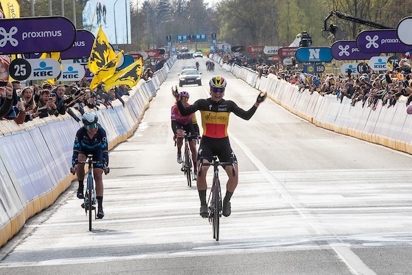 Kopecky verslaat Van Vleuten in Oudenaarde