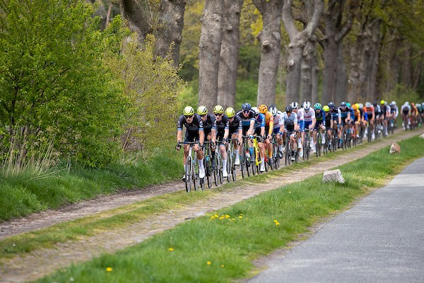 Wielerlente gaat van start met Dorpenomloop Dwars door Drenthe