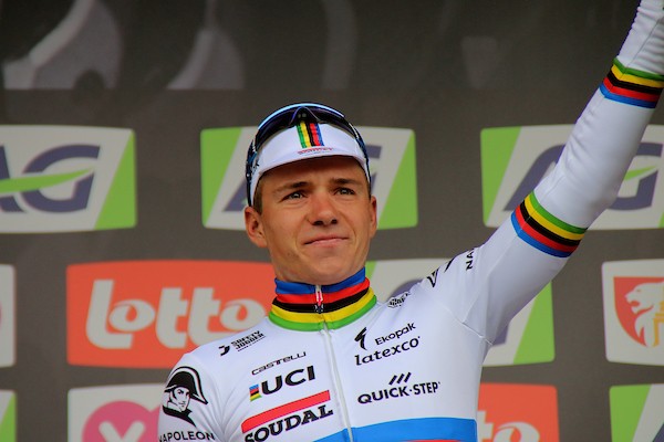 Evenepoel wint tijdrit, Pogacar in geel