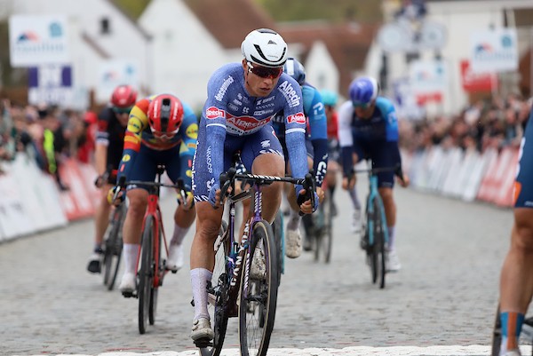 Van der Poel loodst Philipsen naar eerste zege