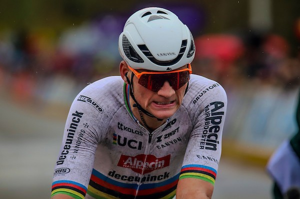 Van der Poel in aanval, Pogacar wint