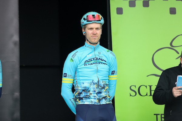 Tour: Bol tegen grond, Philipsen wint