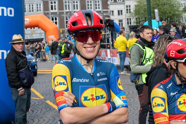 Ellen van Dijk stapt uit Vuelta