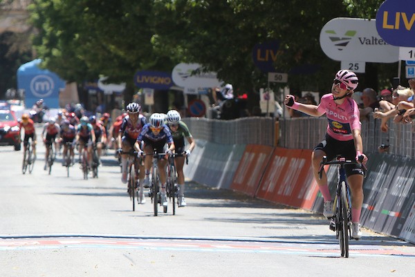 Rooijakkers vierde in Giro, Longo Borghini wint