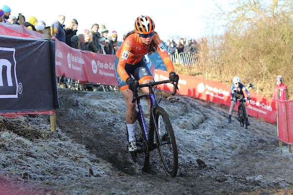 WK Veldrijden Junior-vrouwen: Mae Cabaca zesde