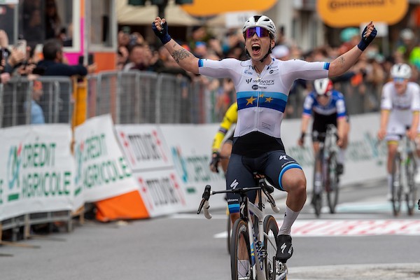 Wiebes wint eerste officiële Milaan-San Remo vrouwen