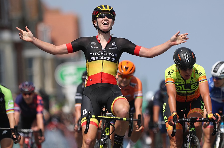 D'hoore wint openingsetappe Women's Tour